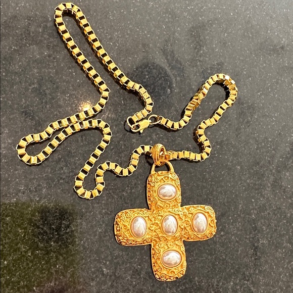 LARGE VINTAGE KENNETH LANE 
GOLD TONE PEARL MALTESE CROSS PENDANT Chain included